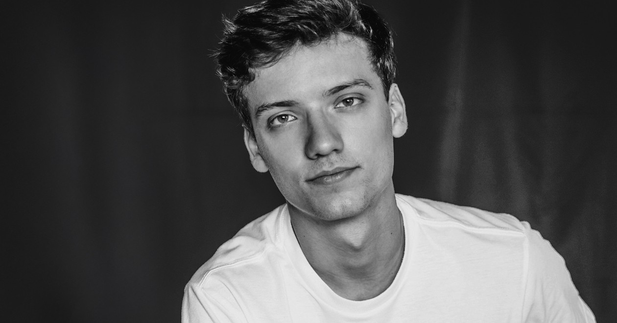 Portrait de Pablo Esquivel, auteur-compositeur : photo en noir et blanc